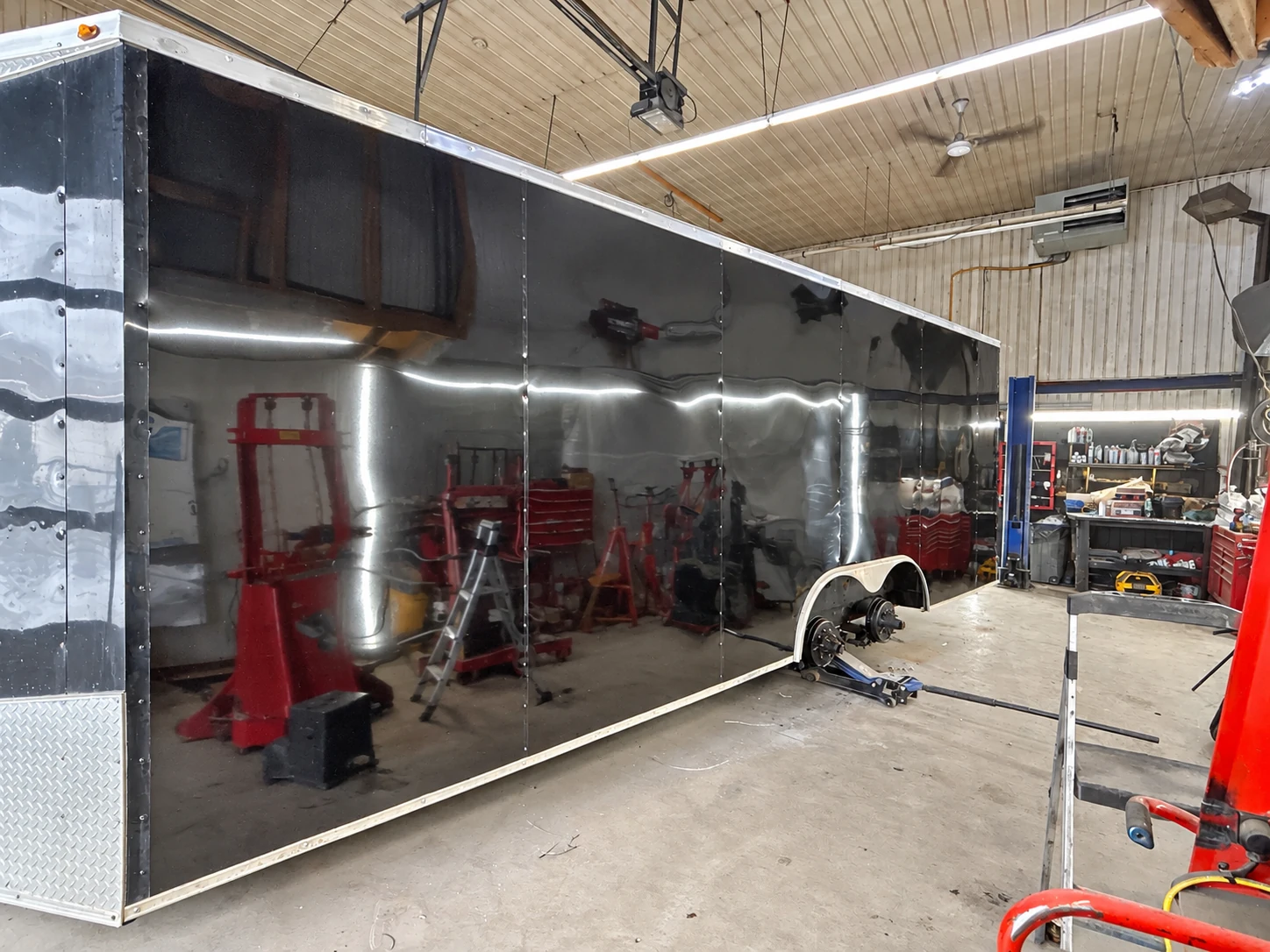 Remorque dans notre atelier après des travaux de remplacement de panneaux